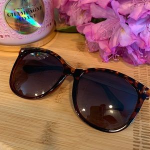 Tortoise shell sunglasses gold accent